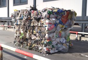 Gepresster Ballen aus gemischten Kunststoffabfällen, vorbereitet für den Weitertransport oder das Recycling.