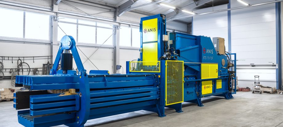Kanalballenpresse von ANIS in einer Industriehalle, dargestellt bei der effizienten Verdichtung und Ballierung verschiedener Materialien.