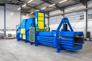 Industrielle horizontale Ballenpresse von ANIS in einer Produktionshalle, geeignet zum Verdichten von Abfallmaterialien und zur Optimierung des Abfallmanagements.