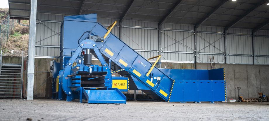 Industrielle Kanalballenpresse von ANIS mit Förderband in einer Recyclinghalle, fotografiert im Rahmen der Wartung Kanalballenpresse und optimaler Vorbereitung für den täglichen Betrieb.