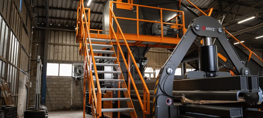 Moderne energieeffiziente Ballenpressen von ANIS in einer Industriehalle, mit robustem Stahlrahmen, Hydraulikeinheit und Wartungsplattform für optimale Leistung und geringe Energiekosten.